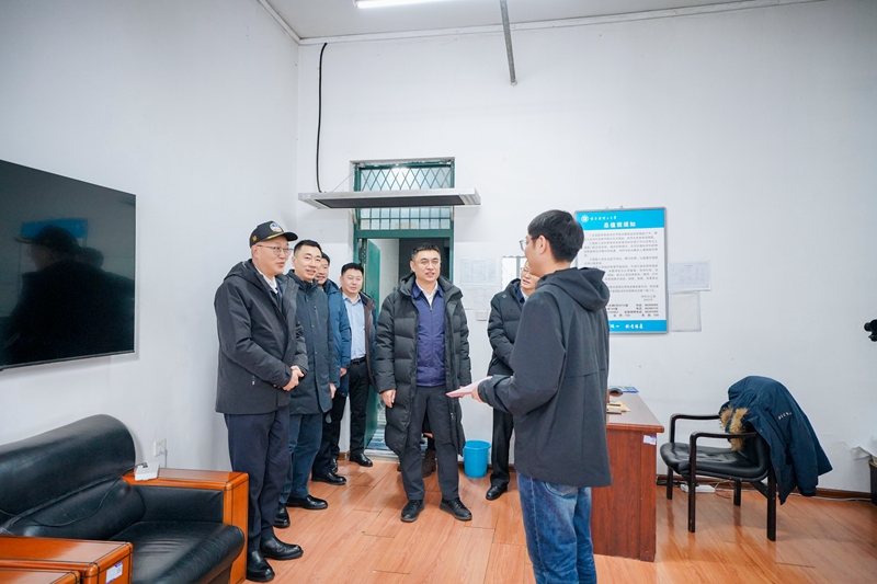 迎春纳福送温暖！学校领导慰问除夕坚守工作岗位教职工及留校学生代表